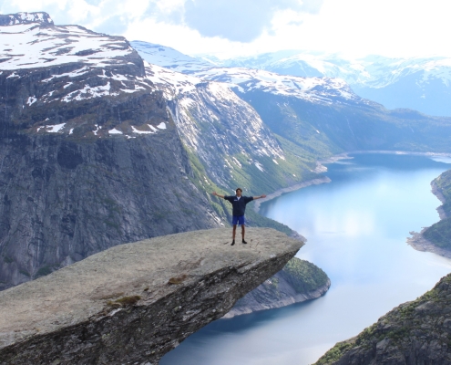 Trekking a Trolltunga