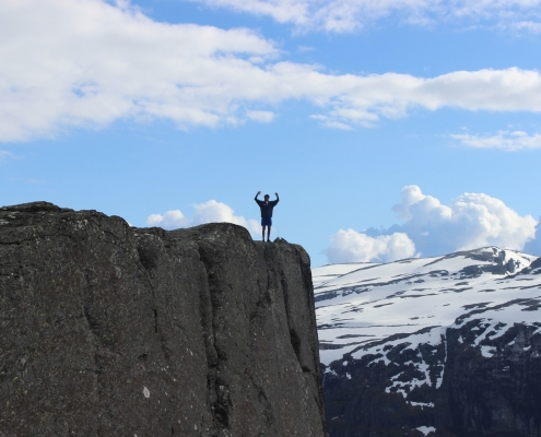Trekking a Trolltunga