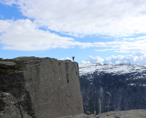 Trekking a Trolltunga